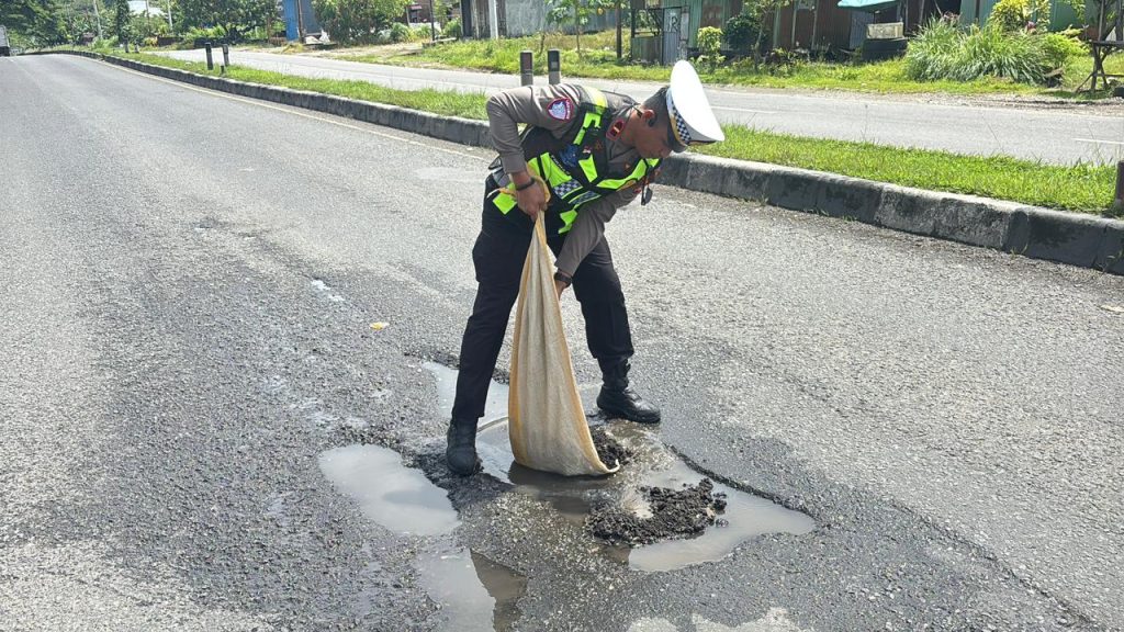 Cegah Kecelakaan, Satlantas Polres Barru Perbaiki Jalan Berlubang di Poros Barru–Parepare