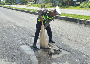Cegah Kecelakaan, Satlantas Polres Barru Perbaiki Jalan Berlubang di Poros Barru–Parepare