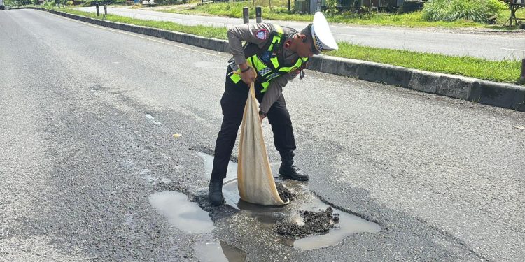 Cegah Kecelakaan, Satlantas Polres Barru Perbaiki Jalan Berlubang di Poros Barru–Parepare