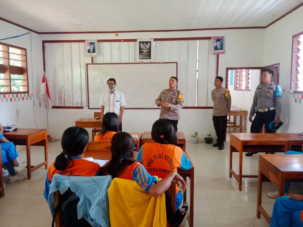 Personel Polsek Mengkendek Polres Tator Sosialisasi Penerimaan Anggota Polri di SMK PGRI