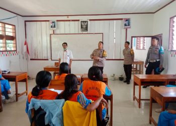 Personel Polsek Mengkendek Polres Tator Sosialisasi Penerimaan Anggota Polri di SMK PGRI