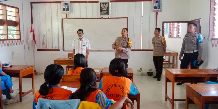 Personel Polsek Mengkendek Polres Tator Sosialisasi Penerimaan Anggota Polri di SMK PGRI