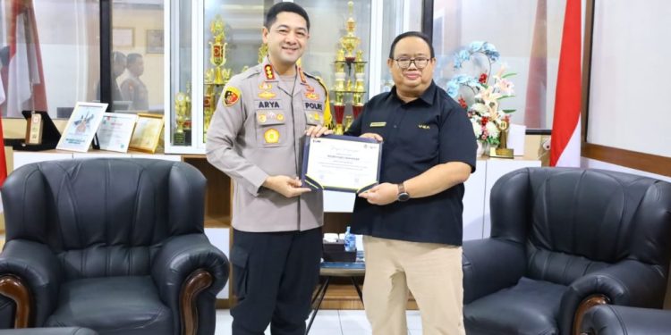 Kapolrestabes Makassar Terima Piagam Penghargaan Dari KPP Kanwil Sulselbar