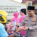 Kapolres Maros bersama Ketua Bhayangkari Berbagi Takjil di Hari Pertama Ramadhan