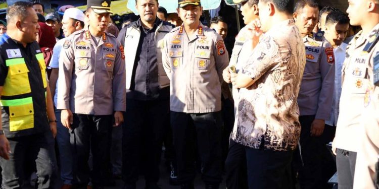 Kapolrestabes Makassar Pantau Harga Bahan Pokok di Pasar Terong