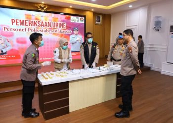Cegah Penyalahgunaan Narkotika, Kapolrestabes Makassar bersama PJU dan Kapolsek Tes Urine