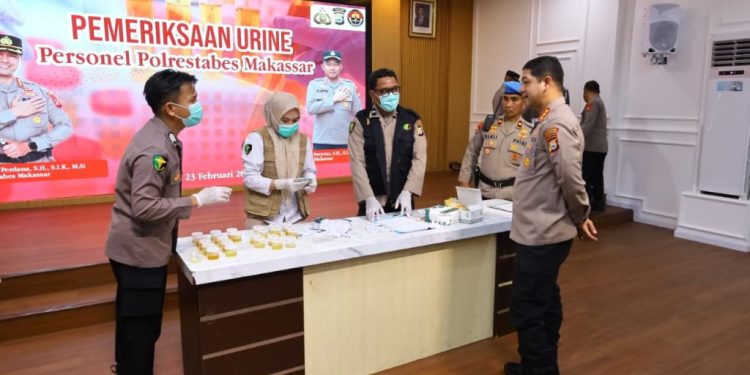 Cegah Penyalahgunaan Narkotika, Kapolrestabes Makassar bersama PJU dan Kapolsek Tes Urine