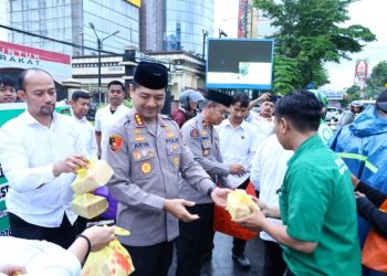 Manfaatkan Momen Ramadhan, Kapolrestabes Makassar Bagi Ratusan Takjil ke Masyarakat