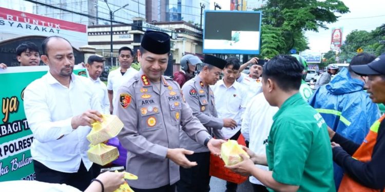 Manfaatkan Momen Ramadhan, Kapolrestabes Makassar Bagi Ratusan Takjil ke Masyarakat