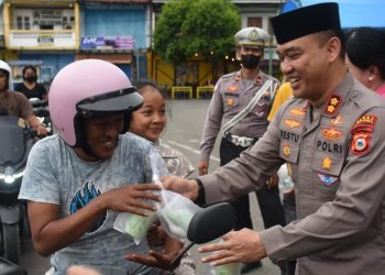 Kapolres Bulukumba Turun Langsung Bagi Takjil Gratis ke Pengguna Jalan