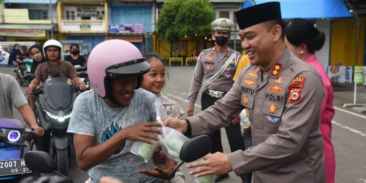 Kapolres Bulukumba Turun Langsung Bagi Takjil Gratis ke Pengguna Jalan