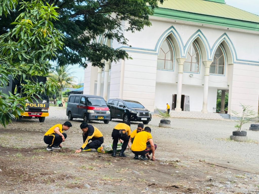 Peduli Kebersihan Fasilitas Publik, Personel Polres Luwu Gelar Kurvei di Masjid Agung Belopa