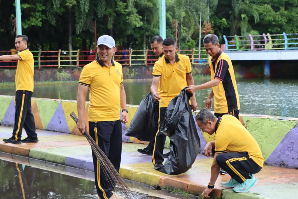 Tindaklanjuti Program Presiden, Kapolres Maros bersama Personel Gelar Aksi Bersih-Bersih di PTB