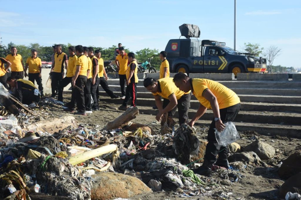 Polres Bulukumba Gelar Aksi Peduli Lingkungan di Kolam Labuh Pantai Merpati