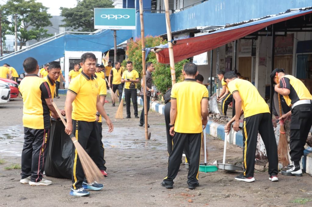Tindak Lanjuti Atensi Presiden dan Kapolda Sulsel, Polres Sidrap Bersih Bersih di Pasar