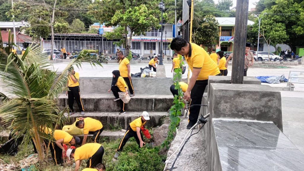 TNI-Polri dan Pemkot Parepare Lakukan Bersih - Bersih di Pantai Mattirotasi