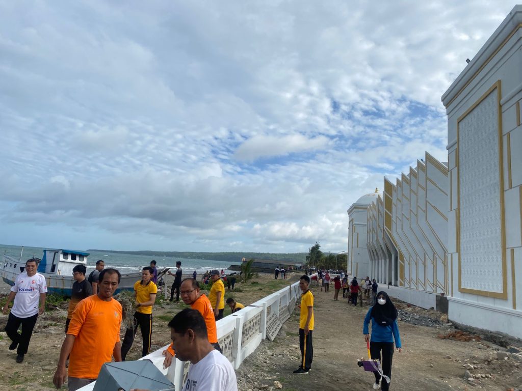 Dukung Gerakan Indonesia Asri, Polres Selayar Kerahkan Seluruh Personel Ikuti Kerja Bakti Terpadu