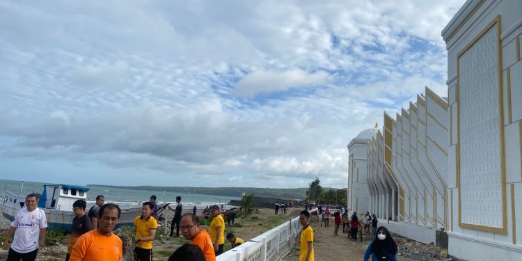 Dukung Gerakan Indonesia Asri, Polres Selayar Kerahkan Seluruh Personel Ikuti Kerja Bakti Terpadu