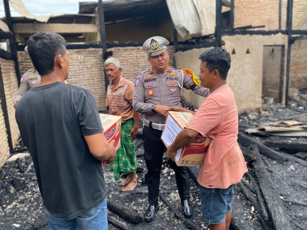 Kasat Lantas Polres Bulukumba Berikan Bantuan ke Korban Kebakaran di Ulutedong
