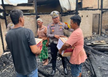 Kasat Lantas Polres Bulukumba Berikan Bantuan ke Korban Kebakaran di Ulutedong