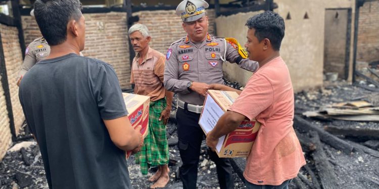 Kasat Lantas Polres Bulukumba Berikan Bantuan ke Korban Kebakaran di Ulutedong