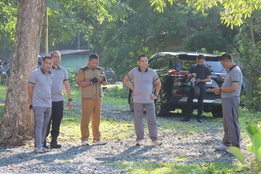 Tindak Lanjuti Program Presiden, Personel Polres Maros Bersih-Bersih di Taman Wisata Alam Bantimurung