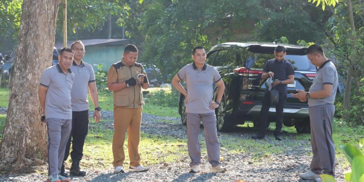 Tindak Lanjuti Program Presiden, Personel Polres Maros Bersih-Bersih di Taman Wisata Alam Bantimurung