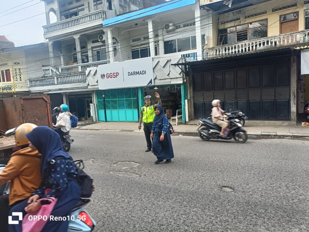 Personil Sat Lantas Polres Parepare Beri Pelayanan dan Perlindungan ke Pejalan Kaki