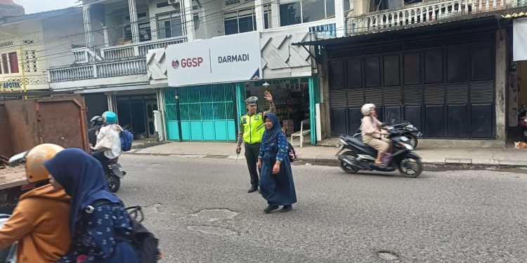 Personil Sat Lantas Polres Parepare Beri Pelayanan dan Perlindungan ke Pejalan Kaki