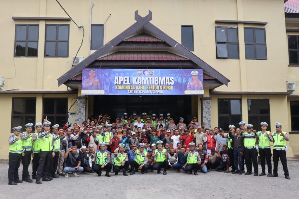 Perkuat Kamtibmas dan Kamseltibcarlantas, Polres Soppeng Gelar Apel Bersama Komunitas Ojek dan Kurir