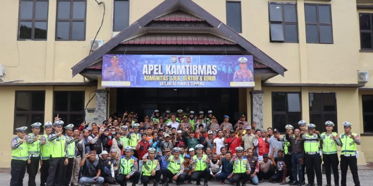 Perkuat Kamtibmas dan Kamseltibcarlantas, Polres Soppeng Gelar Apel Bersama Komunitas Ojek dan Kurir