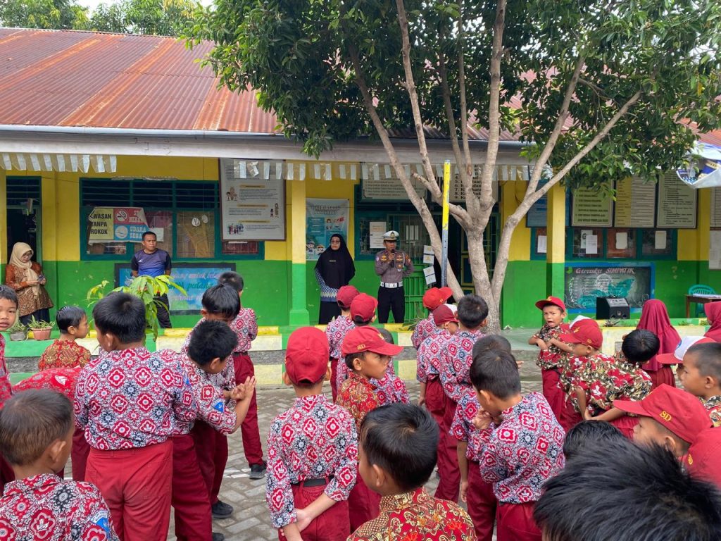 Tanamkan Tertib Berlalu Lintas Sejak Dini, Satlantas Polres Bulukumba Edukasi Siswa SD