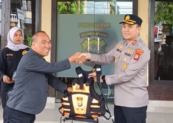 Kapolres Parepare Terima Peralatan SAR Dari BPD Sulselbar