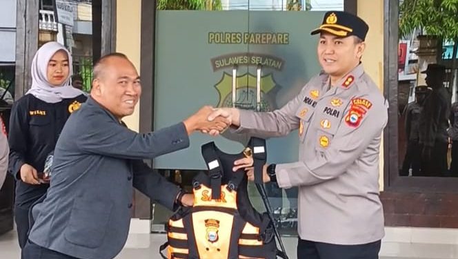 Kapolres Parepare Terima Peralatan SAR Dari BPD Sulselbar