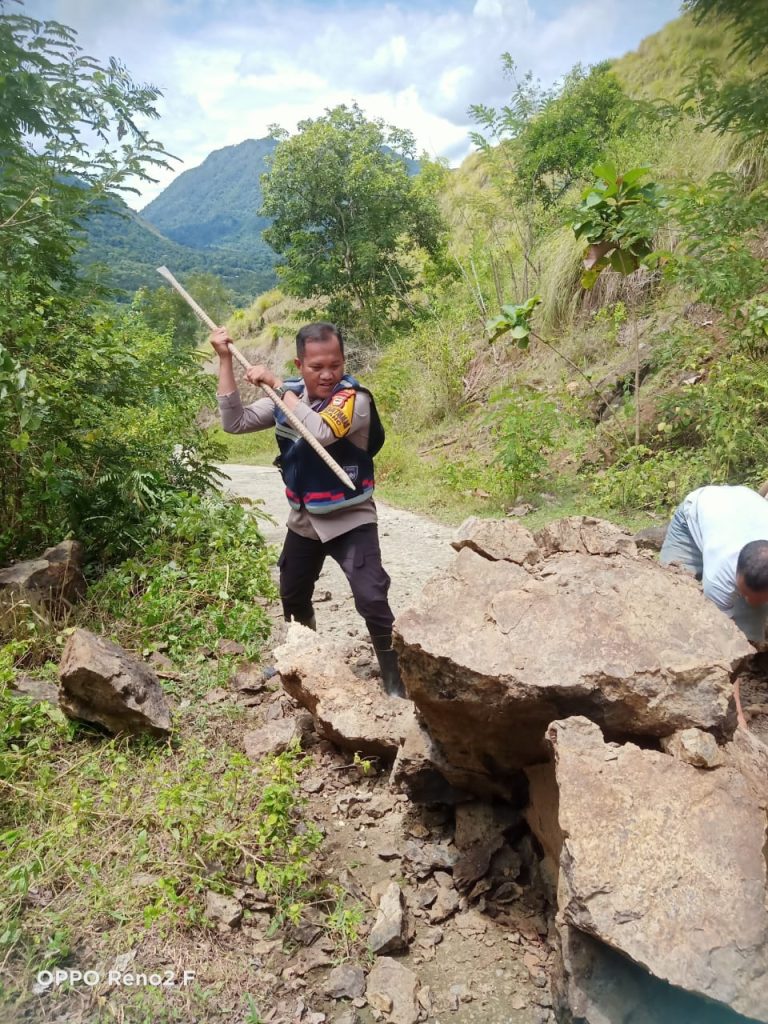 Bhabinkamtibmas Polres Tana Toraja Gerak Cepat Bersama Warga Bersihkan Longsor di Rano, Akses Jalan Kembali Normal