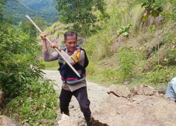 Bhabinkamtibmas Polres Tana Toraja Gerak Cepat Bersama Warga Bersihkan Longsor di Rano, Akses Jalan Kembali Normal