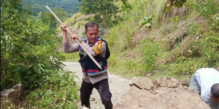 Bhabinkamtibmas Polres Tana Toraja Gerak Cepat Bersama Warga Bersihkan Longsor di Rano, Akses Jalan Kembali Normal
