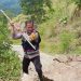 Bhabinkamtibmas Polres Tana Toraja Gerak Cepat Bersama Warga Bersihkan Longsor di Rano, Akses Jalan Kembali Normal