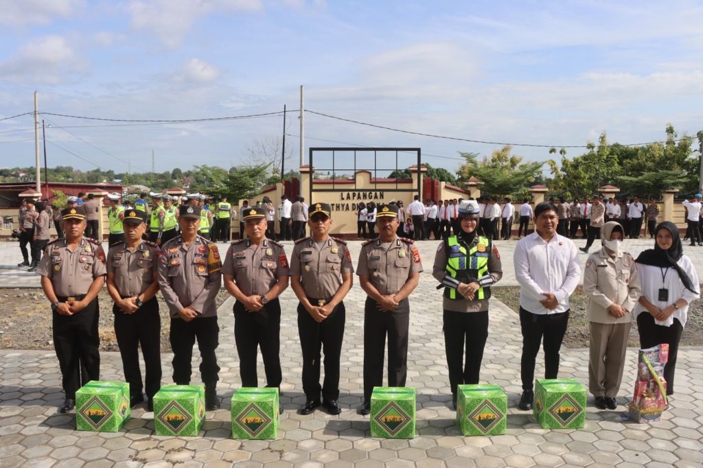 Kapolres Soppeng Bagikan Bingkisan dan Pengundian Umroh Gratis Untuk Personel