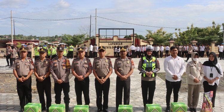 Kapolres Soppeng Bagikan Bingkisan dan Pengundian Umroh Gratis Untuk Personel