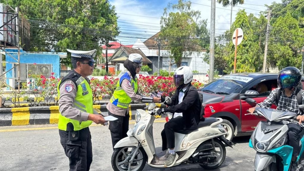 Hari ke-3 Ops Keselamatan, Personel Satlantas Polres Palopo Bagi Stiker Tertib Lalin ke Pengendara