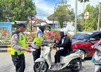 Hari ke-3 Ops Keselamatan, Personel Satlantas Polres Palopo Bagi Stiker Tertib Lalin ke Pengendara