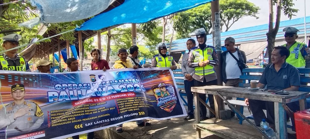 Personel Satlantas Polres Palopo Edukasi Masyarakat di Hari ke-2 Ops Keselamatan