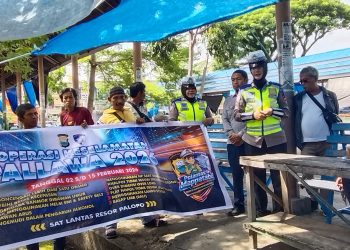 Personel Satlantas Polres Palopo Edukasi Masyarakat di Hari ke-2 Ops Keselamatan