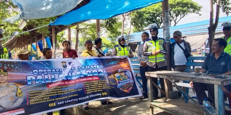 Personel Satlantas Polres Palopo Edukasi Masyarakat di Hari ke-2 Ops Keselamatan