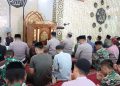 Sebagai Bentuk Sinergitas dan Soliditas, TNI-Polri di Tana Toraja Laksanakan Sholat Jumat Berjamaah