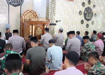 Sebagai Bentuk Sinergitas dan Soliditas, TNI-Polri di Tana Toraja Laksanakan Sholat Jumat Berjamaah