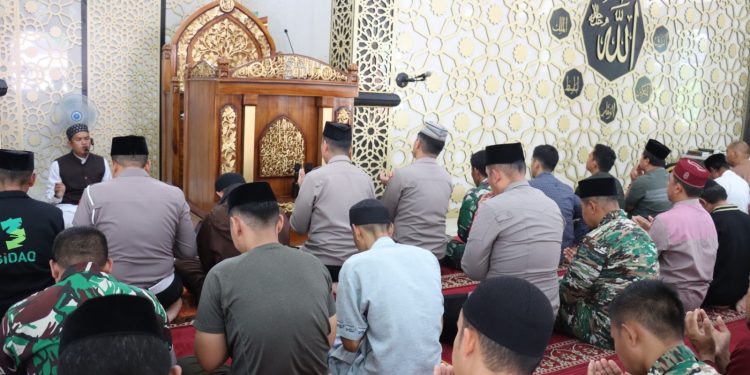 Sebagai Bentuk Sinergitas dan Soliditas, TNI-Polri di Tana Toraja Laksanakan Sholat Jumat Berjamaah
