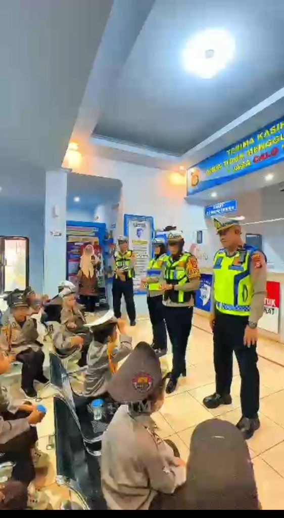 Sat Lantas Polres Luwu Timur Tingkatkan Edukasi dan Pengaturan Lalu Lintas di Hari ke-3 Ops Keselamatan