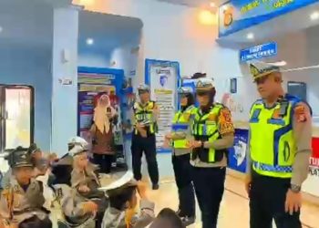 Sat Lantas Polres Luwu Timur Tingkatkan Edukasi dan Pengaturan Lalu Lintas di Hari ke-3 Ops Keselamatan